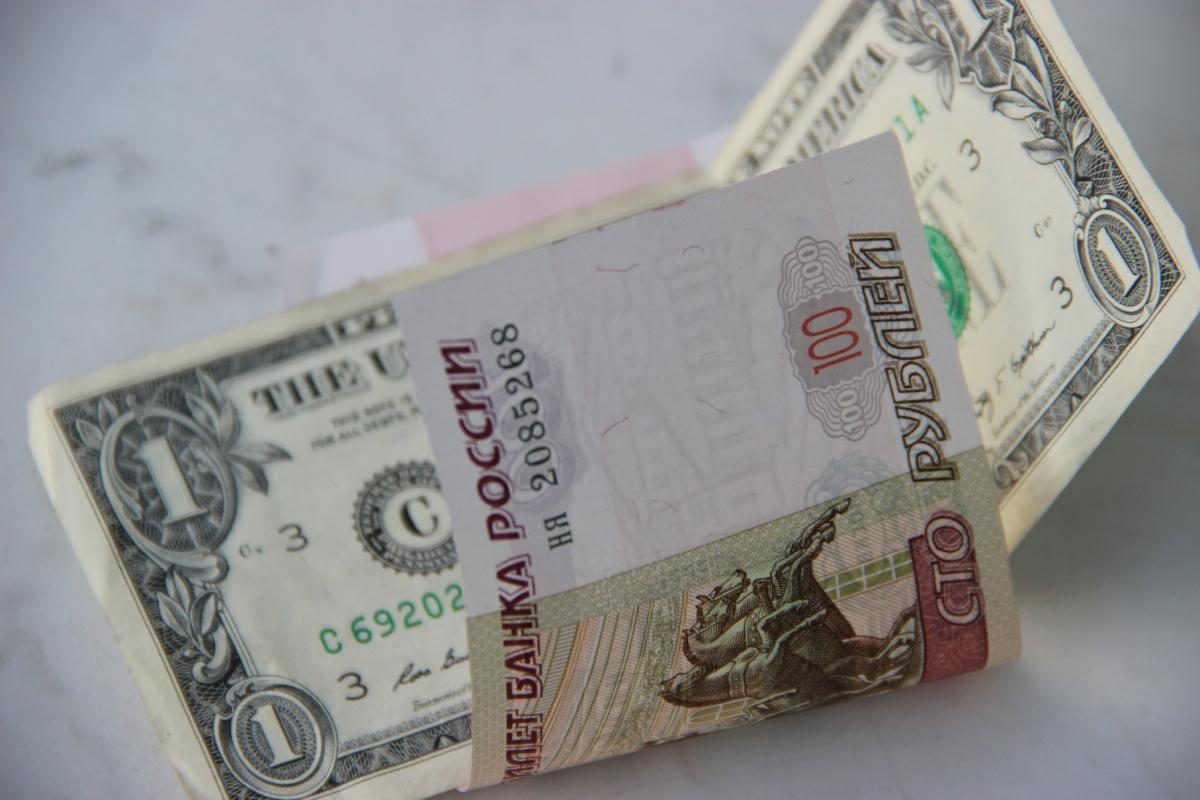 Российская валюта готовится закрепится ниже 75 рублей за американский доллар