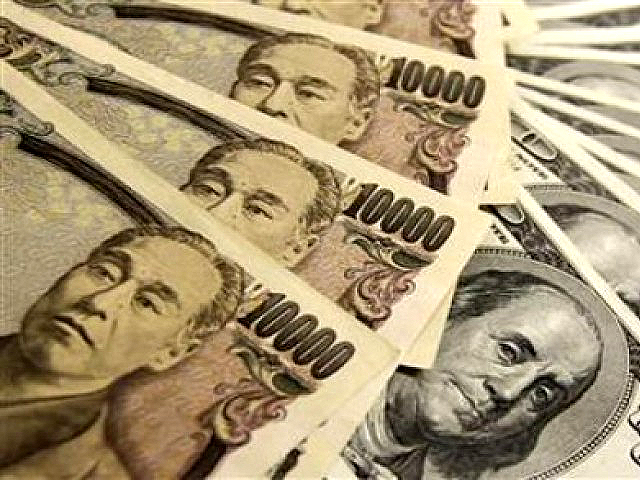 Японская иена немного упала